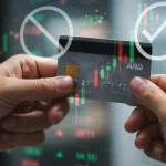 Pessoa segurando um cartão de crédito com símbolos de aprovação e desafios financeiros ao fundo, representando opções para negativados.