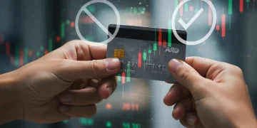 Pessoa segurando um cartão de crédito com símbolos de aprovação e desafios financeiros ao fundo, representando opções para negativados.