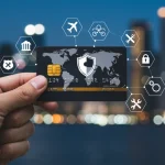 Cartão de crédito com símbolos de seguro e assistência, destacando a segurança financeira em 2026.