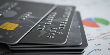 Cartões de crédito com foco em juros baixos para o ano de 2026, simbolizando economia e planejamento financeiro.