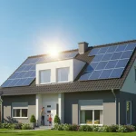 Casa moderna com painéis solares no telhado sob o sol, simbolizando economia e sustentabilidade.