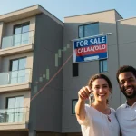 Casal sorridente em frente a um prédio moderno, segurando chaves, simbolizando a conquista do financiamento imobiliário.