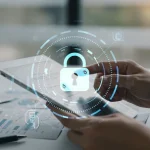 Pessoa analisando relatório de score de crédito em tablet com cadeado, simbolizando proteção contra fraudes financeiras em 2026.