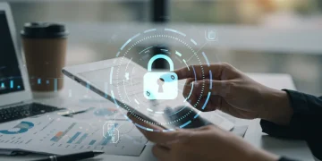 Pessoa analisando relatório de score de crédito em tablet com cadeado, simbolizando proteção contra fraudes financeiras em 2026.